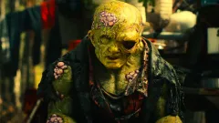 Krvavě rudá střídá toxickou zelenou. Brutální Toxic Avenger trhá údy v šíleném traileru