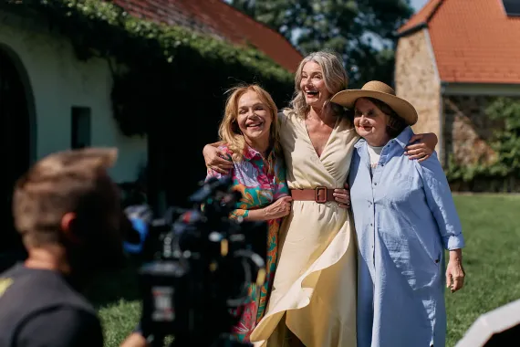 Film o přátelství i elegantním stárnutí. Komedie Bardotky se představila ve Varech