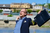 5 důvodů, proč zajít na hvězdnou komedii Něco za něco. Z divadla na plátno ji převedl oceňovaný tvůrce