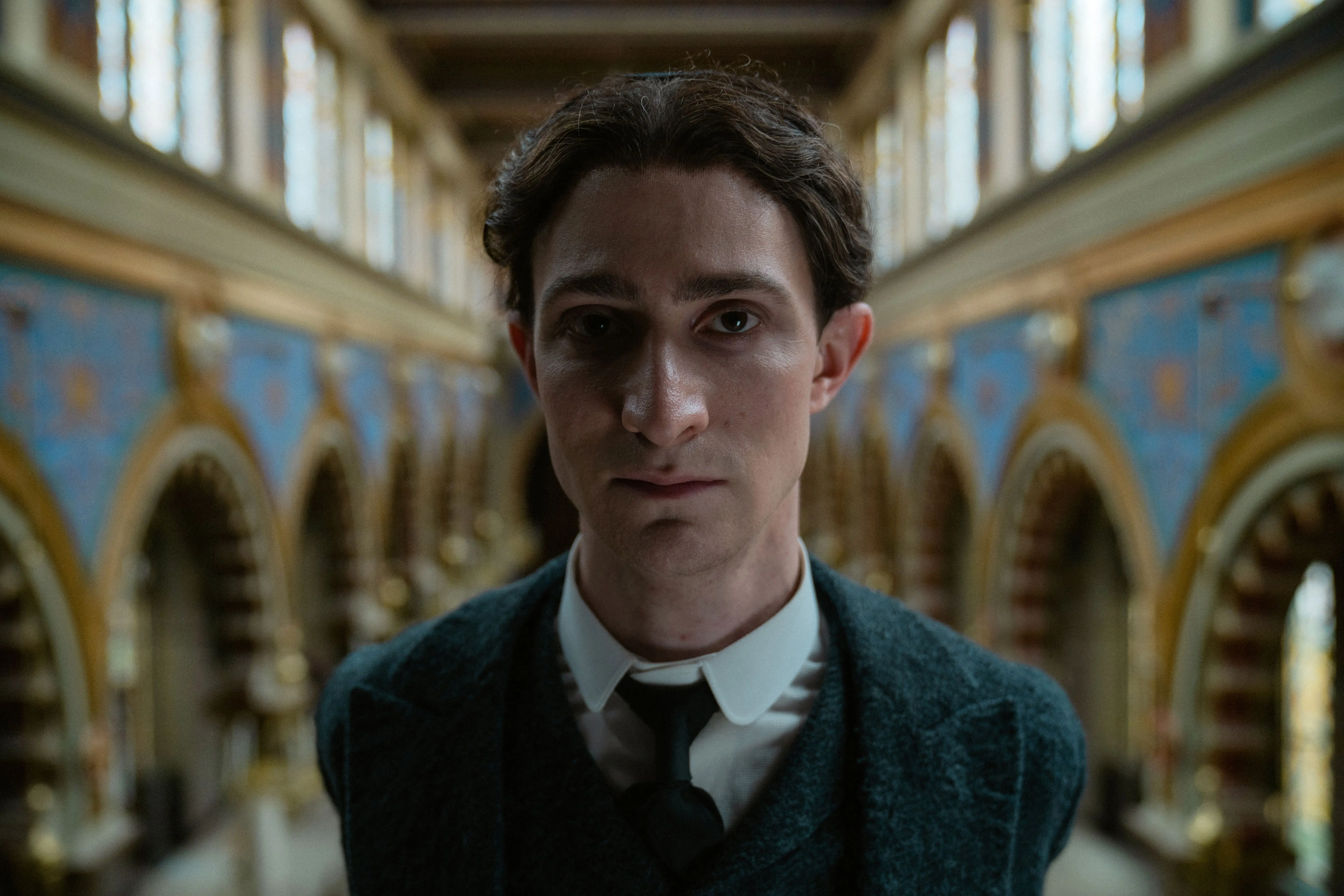 Praha plná vizí a zvuků. Franz Kafka od Agnieszky Holland touží po tichu v nádherném traileru