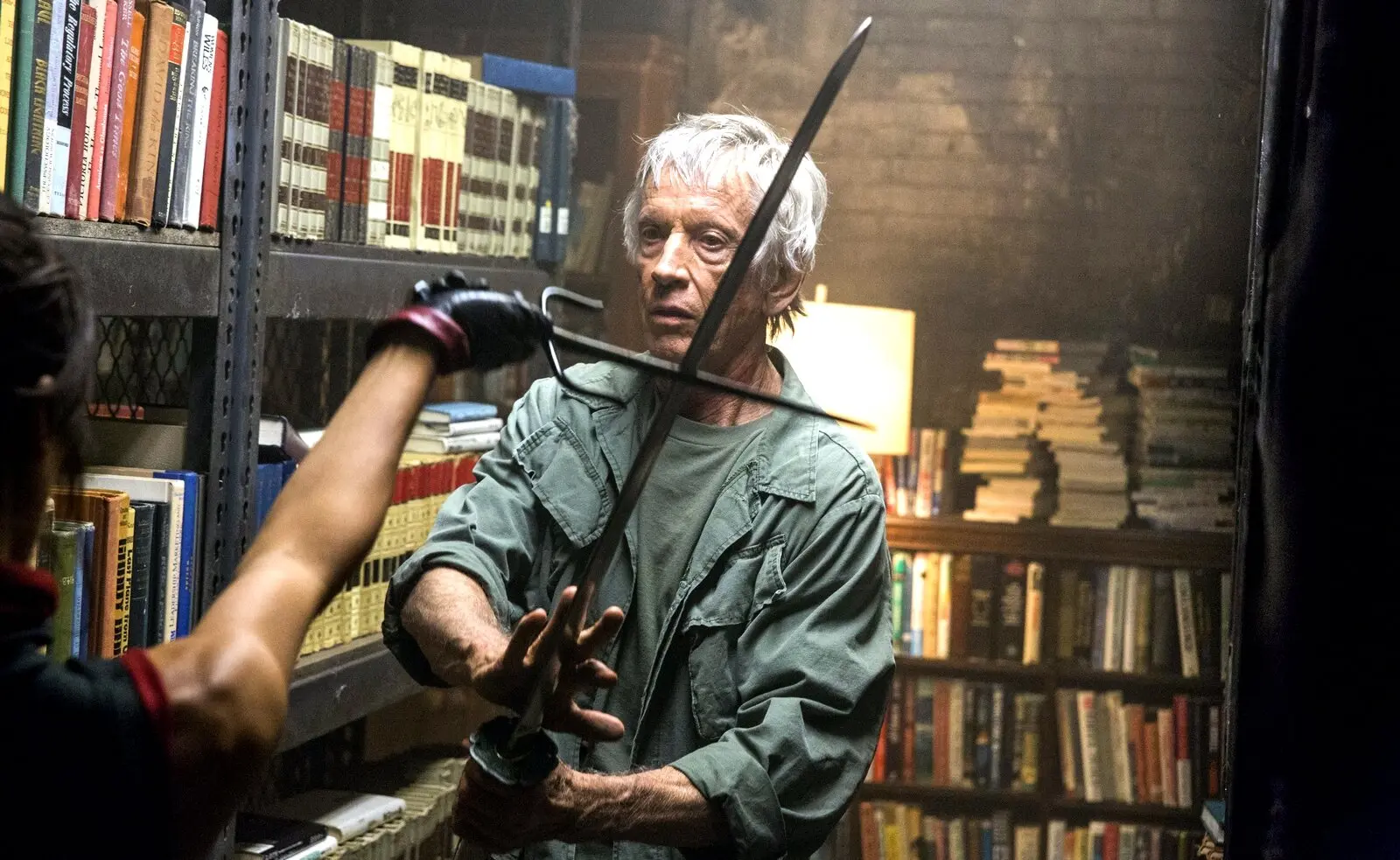 Nejstarší akční hvězda všech dob. Filmová legenda v 86 letech vrhá nože v krváku z důchoďáku