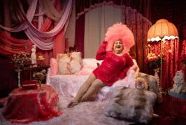 Česká televize uvádí první drag show. Moderuje legenda Chi Chi Tornado