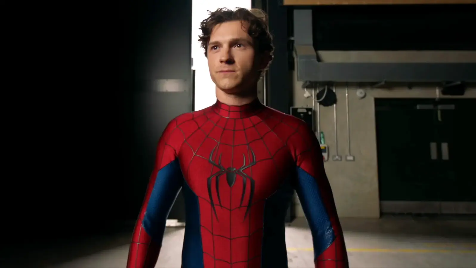 Spider-Man se představuje v novém obleku. Obsazení snímku se plní dalšími hrdiny