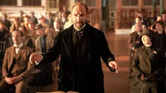 Ralph Fiennes bojuje hudbou s válečným traumatem. The Choral slibuje kombinaci humoru i tragédie