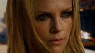 Charlize Theron slaví 50 let. Těchto sedm jejích filmů stojí za pozornost