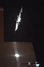 Sombra metálica en la sombra. Ventana