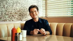 Divoký Charlie Sheen. Kontroverzní herec ukáže na Netflixu život plný drog a skandálů