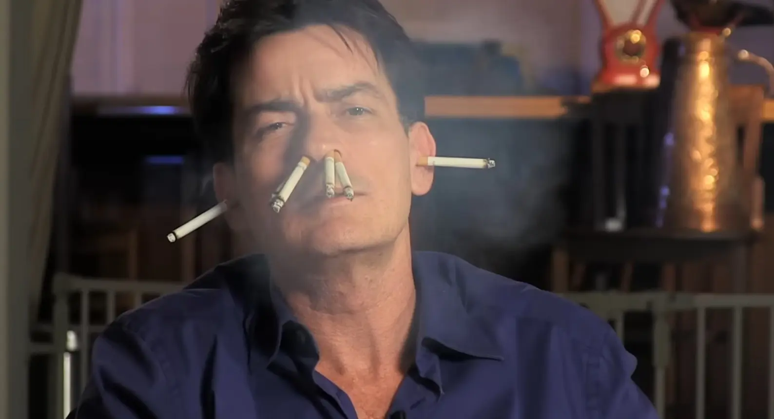 Odstrašující vzor i ultimátní bohém. Zapovězený Charlie Sheen má v 60 nepatrnou naději na comeback
