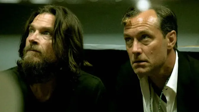 Jude Law proti temnému podsvětí. Stylový Černý králík láká na nový hit Netflixu