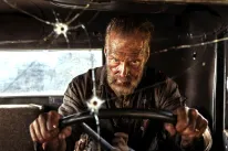 Nejšílenější akčňák roku. Druhý Sisu v brutálním traileru baví zabíjením komunistů