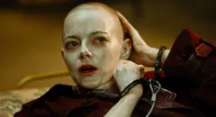 Bugonia se vysmívá dezinformátorům i všem ostatním. Rozehrává mrazivou šachovou partii