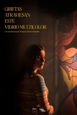 Grietas atraviesan este vidrio multicolor