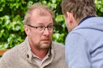 „Jeho jednání je hodně směšné,“ říká Martin Pechlát o své postavě v komedii Něco za něco