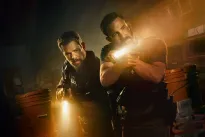 Affleck a Damon bojují na Netflixu o život. Drsná Rána láka v traileru na špinavý akční nářez