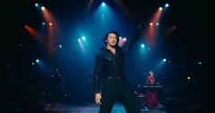 Hugh Jackman s příčeskem jako Neil Diamond. Nesmrtelná hudba v traileru provází nakažlivou romanci