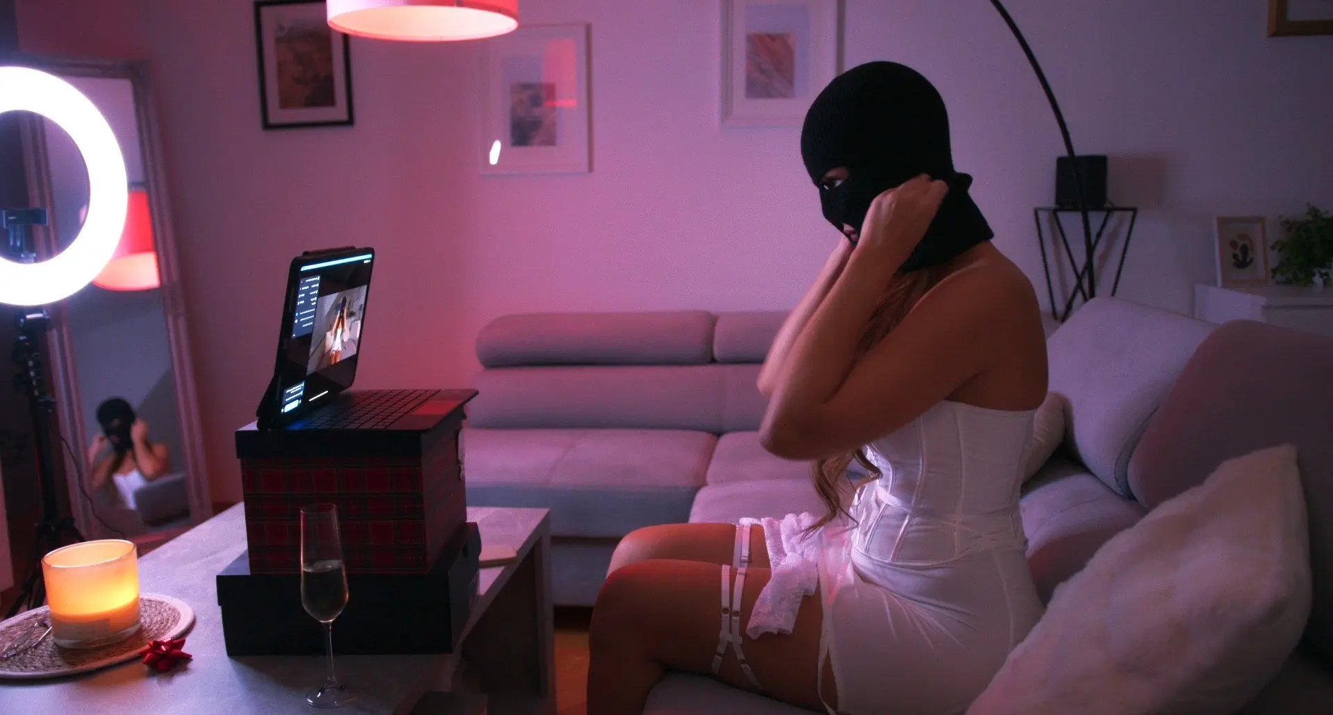 Co se děje za erotickou fasádou Onlyfans? Virtuální přítelkyně od autorky V síti má první trailer