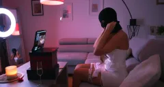 Co se děje za erotickou fasádou Onlyfans? Virtuální přítelkyně od autorky V síti má první trailer