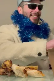 Il se saccage le bide à coups de pizzas et de chicken wings un soir de Noël.