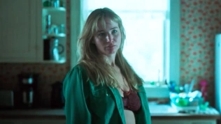 Jennifer Lawrence v psychopatickém stadiu. Trailer na Die, My Love stupňuje oscarové šílenství