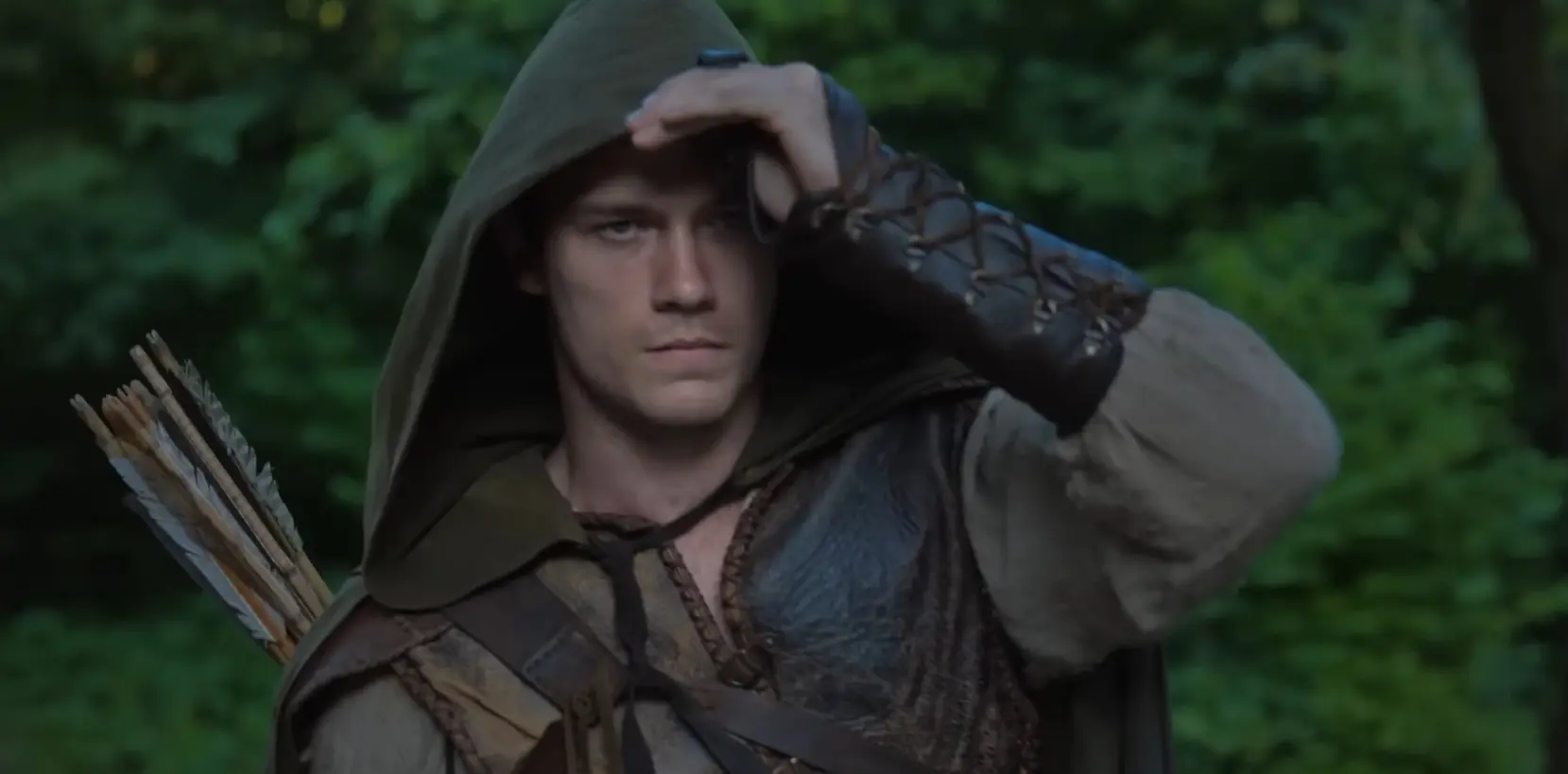 Důstojný nástupce Kevina Costnera? Nový Robin Hood láká na nálož akce i osudovou romanci