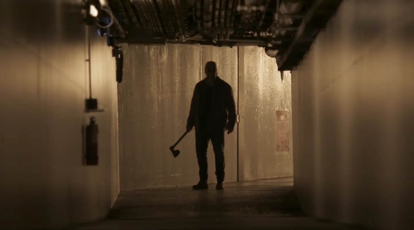 Recenze: Cizinci: Kapitola 2 jsou poctivým a bezpředmětným hororem. Vrazi zase klepou na dveře domu, auta i márnice