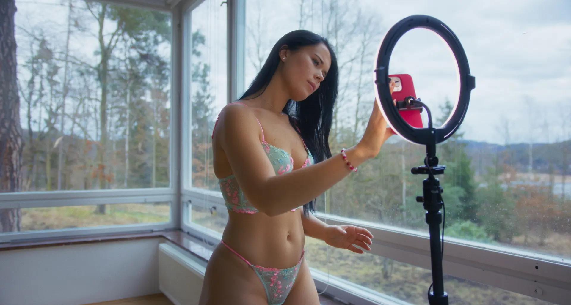 Recenze: Virtuální přítelkyně ukazuje autentickou i toxickou stránku OnlyFans. Jak tenká je čtvrtá stěna?