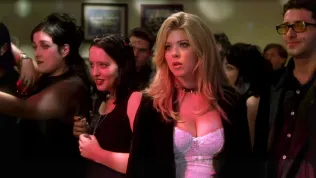 Ze sexsymbolu ikonou braku. Padesátiletá „party girl“ Tara Reid přešla od Prciček ke Žralokonádu