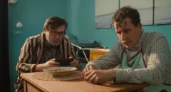 Vyřeší životní krizi pistole? Čeští Švábi lákají v traileru na nekompromisní černou komedii