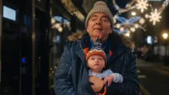 Ještě šílenější než Mr. Bean? Rowan Atkinson se pitvoří v traileru na oddychové Mimino na mušce