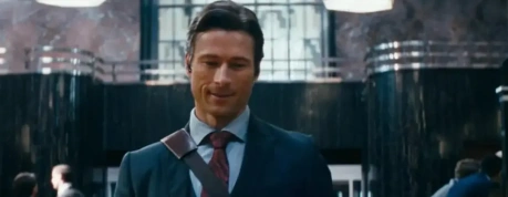 K dědictví se stačí provraždit. Novinka s hvězdou druhého Top Gunu slibuje svižnou černou komedii