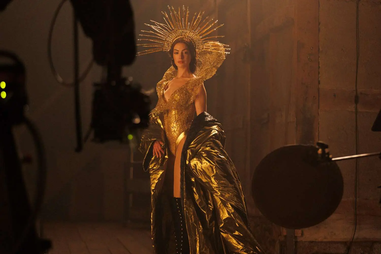 Anne Hathaway září v psychosexuální popové jízdě. Mother Mary má provokativní trailer