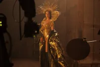 Anne Hathaway září v psychosexuální popové jízdě. Mother Mary má provokativní trailer