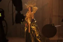 Anne Hathaway září v psychosexuální popové jízdě. Mother Mary má provokativní trailer