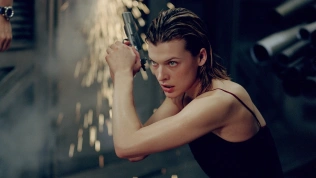 Multitalentovaná Milla Jovovich slaví 50. Byla nejrevolučnější akční hrdinkou od Ripleyové