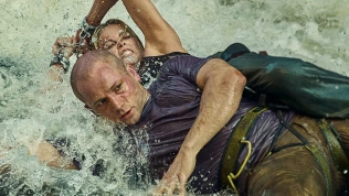 Vrcholný predátor bude jen jeden. Charlize Theron prochází ohněm v traileru na Apex