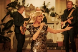 Návrat legendární písně. Helena Vondráčková k nové komedii opět nazpívala hit ze S tebou mě baví svět